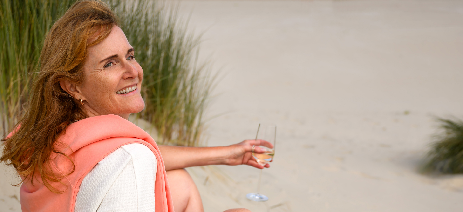 Frau mit Wein am Strand auf Juist